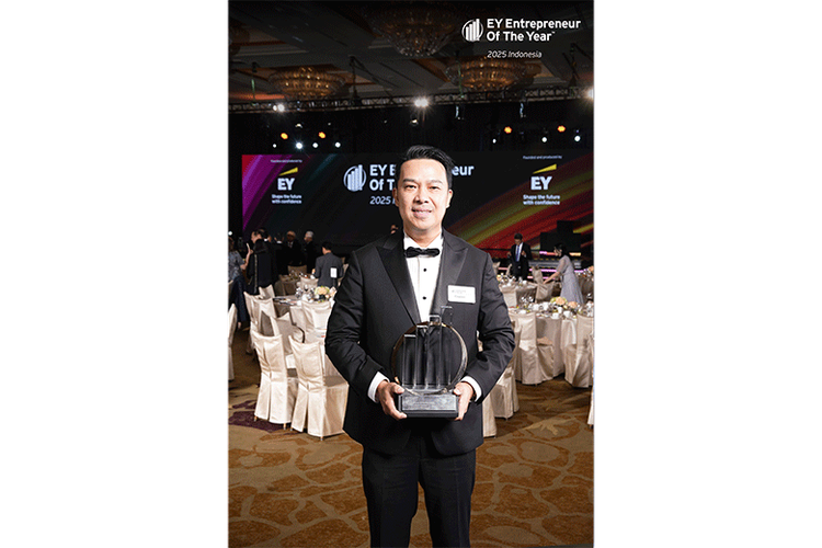 Charles Richard Oentomo, Presiden Direktur PT Centrepark Citra Corpora menerima penghargaan sebagai EY Entrepreneur Of The Year (EOY) 2025 Indonesia 