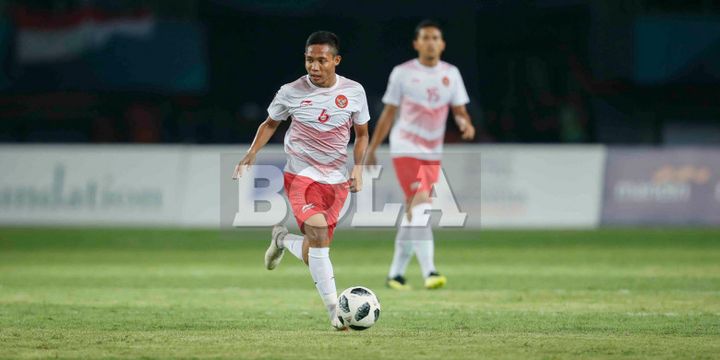 Gelandang tim nasional U-23 Indonesia, Evan Dimas, beraksi pada pertandingan lanjutan Grup A sepak bola Asian Games 2018 kontra Laos, di Stadion Patriot, Jumat (17/8/2018).