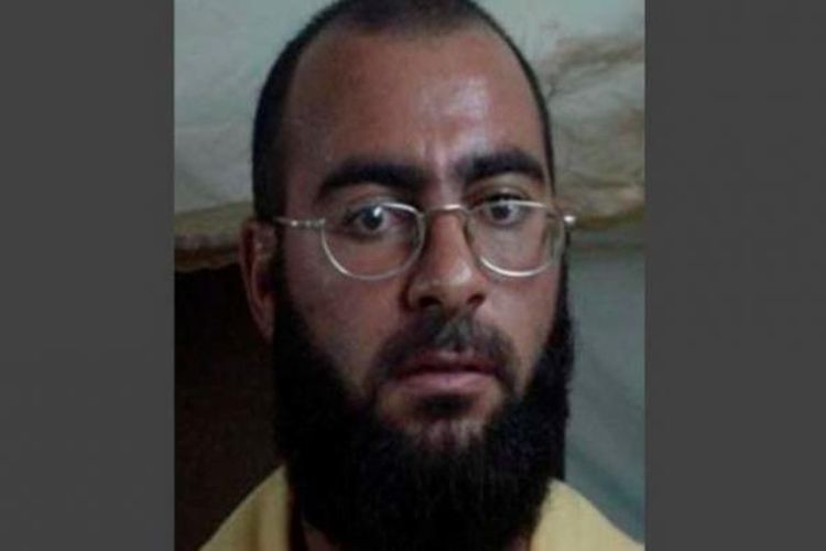 Inilah wajah pemimpin ISIS Abu Bakr al-Baghdadi menurut kartu identitas tahanan militer AS. Pada 2004 Al-Baghdadi pernah ditahan militer AS dengan status tahanan sipil dan bekerja sebagai seorang sekretaris.