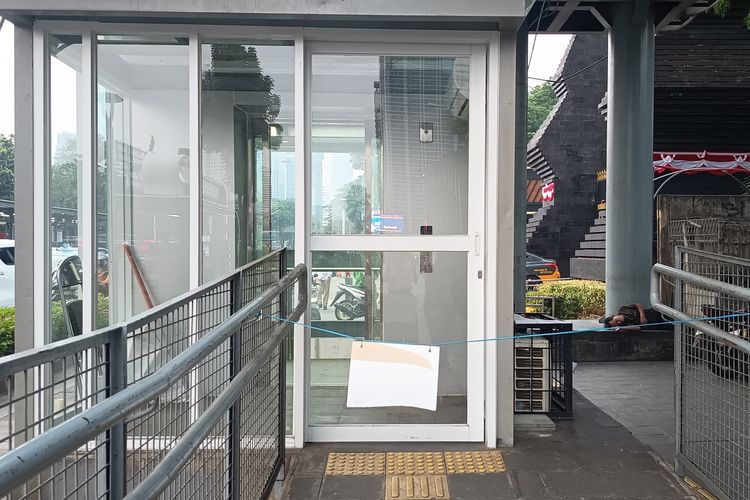 Lift Halte Polda Metro Jaya Mati Sejak Bulan Lalu, Ini Penyebabnya