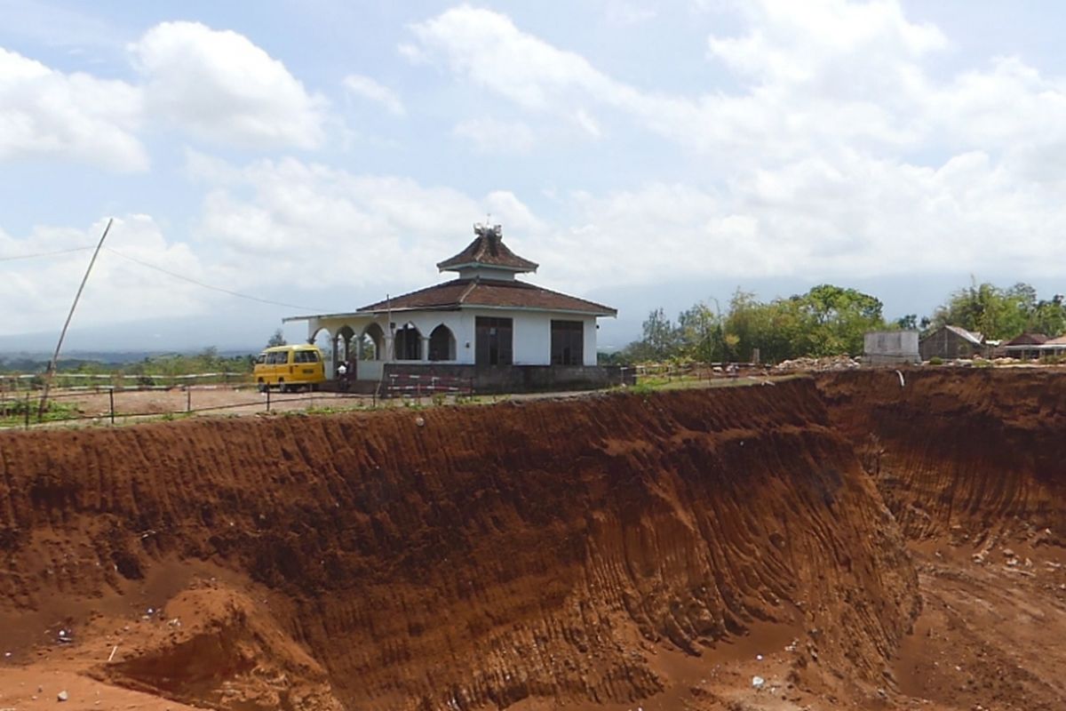 Pembangunan jalan tol Semarang-Solo, ruas Salatiga-Boyolali terganjal proses pembebasan lahan sebuah masjid di dusun Geneng, desa Timpik, Kecamatan Susukan, Kabupaten Semarang. 