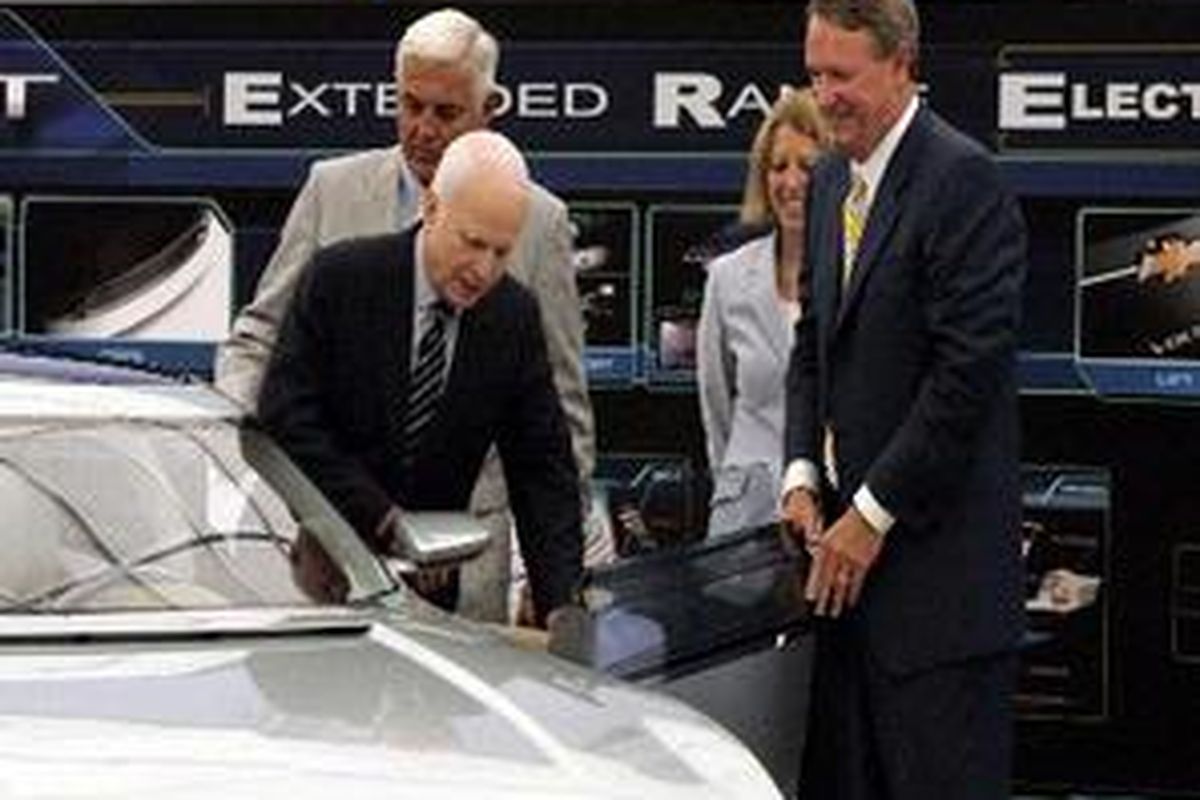 John McCain menjajal Volt