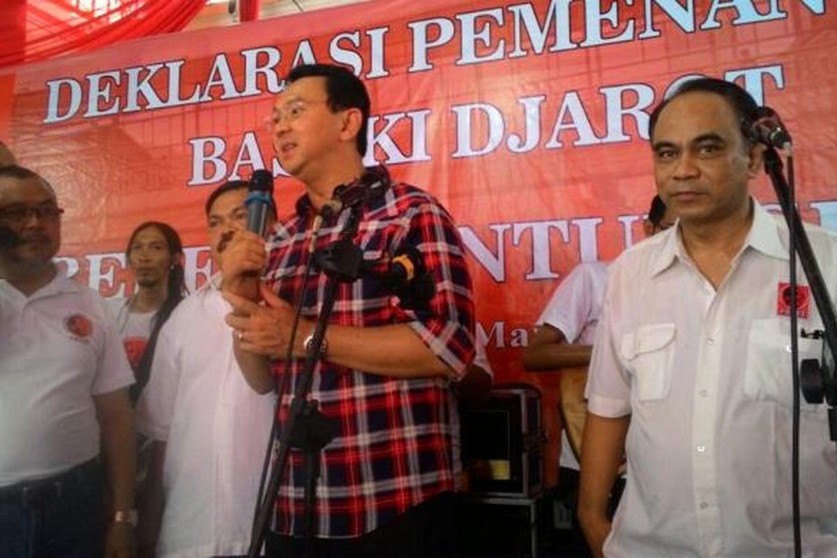 Calon gubernur DKI Jakarta Basuki Tjahaja Purnama (pakai kemeja kotak-kotak) saat menerima dukungan dari organisasi Projo (Pro Jokowi) pada Pilkada DKI Jakarta 2017, di Pancoran Timur, Jakarta Selatan, Minggu (5/3/2017).