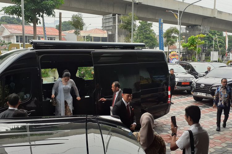 Menteri ATR/Kepala BPN Agus Harimurti Yudhoyono (AHY) dan istri, Annisa Pohan datang ke Kantor Kementerian ATR/BPN, Jakarta, Rabu (21/2/2024).