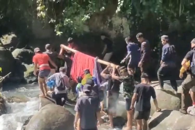 Perjuangan Masni Jemput Kelahiran Berujung Duka, Warga Pedalaman Tutar Ini Ditandu 4 Jam karena Akses Buruk