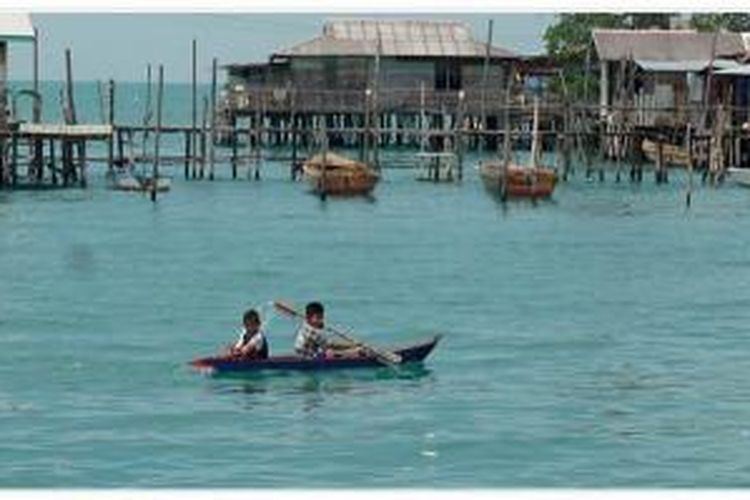 Anak-anak Pulau Terong, Kecamatan Kota Batam, bermain dan mendayung perahu di atas air laut dengan sangat mudahnya. Anak-anak di pulau ini diberi perahu kecil oleh orangtua mereka, tidak beda dengan anak di daratan yang mendapat sepeda dari orangtua.