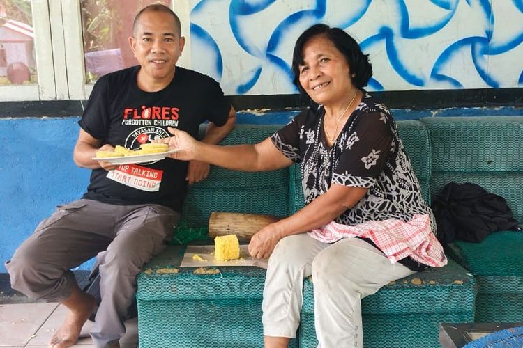 Kornelia Lahu Jumpa yang biasa disapa Mama Neli Jumpa (64), seorang ibu rumah tangga di Kampung Peot, Kelurahan Peot, Kecamatan Borong, Kabupaten Manggarai Timur, Provinsi Nusa Tenggara Timur merawat usaha mikro kecil dan Menengah (UMKM) pangan lokal bernama Jojong.