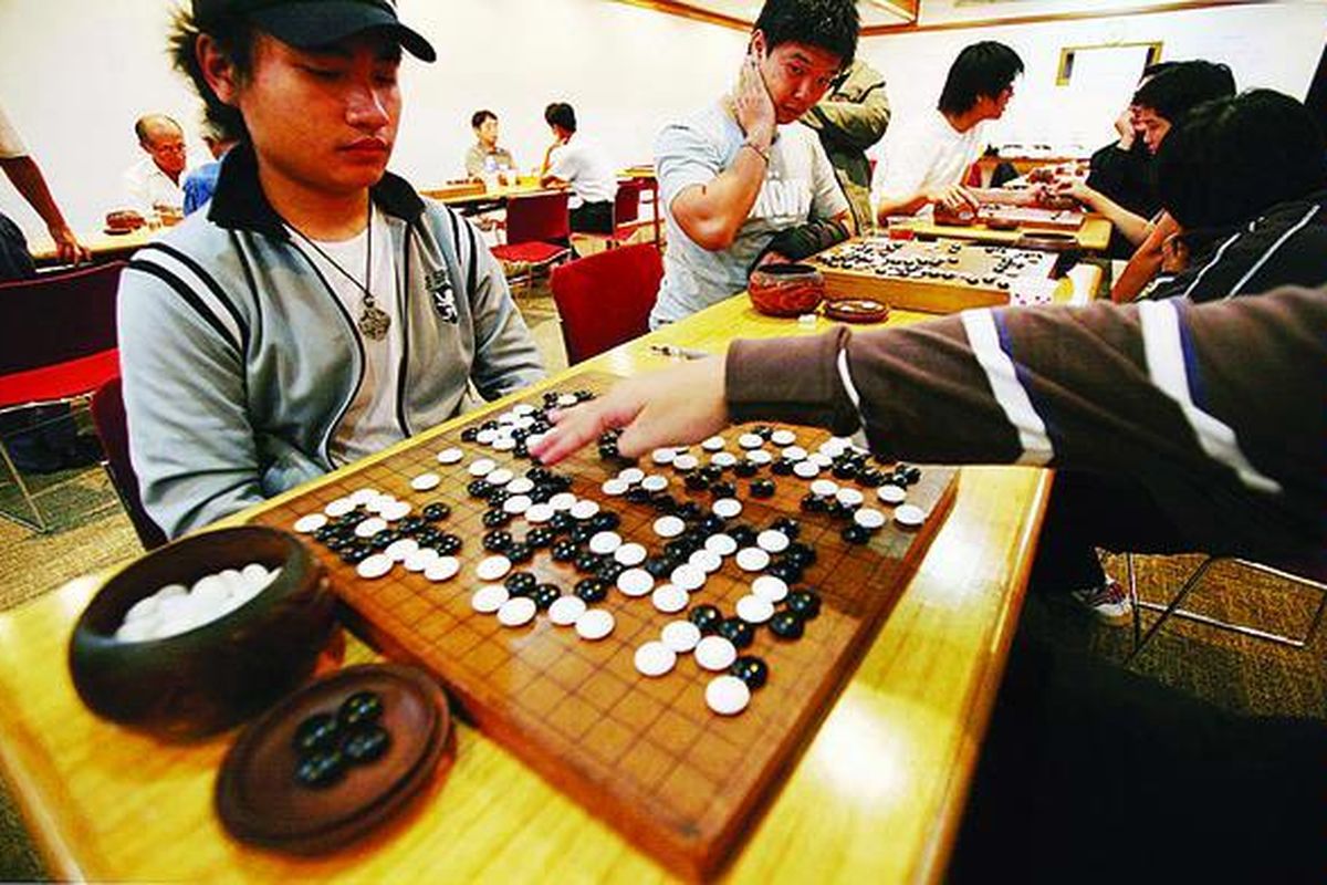 Catur khas Jepang atau igo kini semakin populer. Igo adalah permainan di mana dua orang saling memperebutkan wilayah permainan. Permainan ini menggunakan papan seperti catur, dengan ukuran 19 titik x 19 titik yang terhubung oleh garis. Pemain pertama menggunakan biji hitam, sedangkan pemain yang lain memakai biji putih. Setiap pemain harus berusaha menutup jalan lawannya sehingga dia bisa merebut wilayah kekuasaan lawan.  