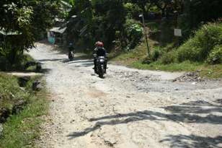 Pembangunan Tol Cipali membuat jalan yang menghubungkan tiga desa di Purwakarta rusak. Hingga kini kontraktor tidak kunjung memperbaiki dan akhirnya jalan tersebut akan diperbaiki Pemkab Purwakarta dengan dana APBD. 