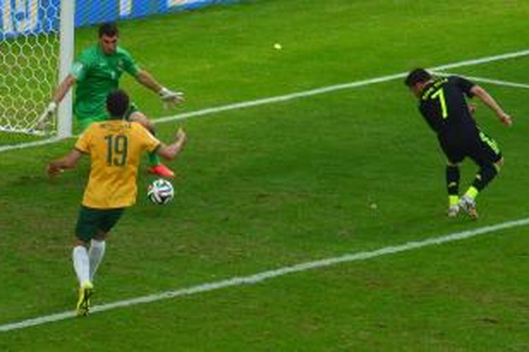 Striker Spanyol, David Villa (kanan), mencetak gol ke gawang Australia yang dikawal Mathew Ryan (kiri), dalam laga Grup B Piala Dunia 2014, Senin (23/6/2014).