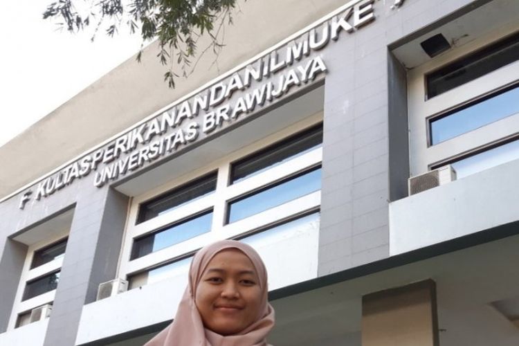 Salah seorang mahasiswa Filkom Universitas Brawijaya (UB) Malang yang menciptakan aplikasi i-Lenuk hasil karyanya bersama empat rekannya