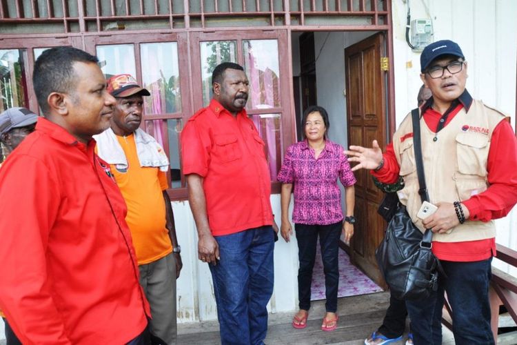 Wakil Bupati Asmat, Thomas Safanpo (baju merah kiri) saat mengunjungi Distrik Astj, Kabupaten Asmat, bersama tim PDI Perjuangan yang memberikan bantuan, Minggu (28/1/2018).