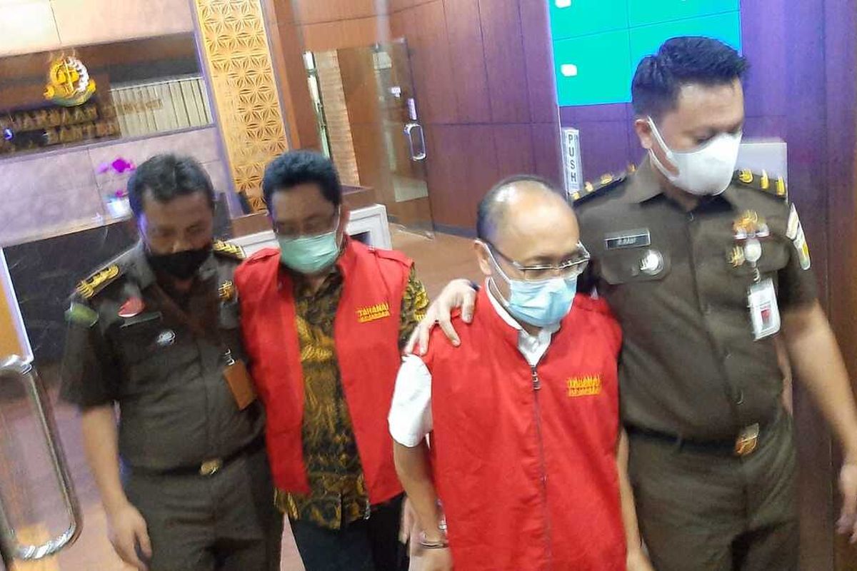Kejati Banten menahan eks Kepala Dinas Pendidikan dan Kebudayaan Provinsi Banten Engkos Kosasih (kemeja batik)