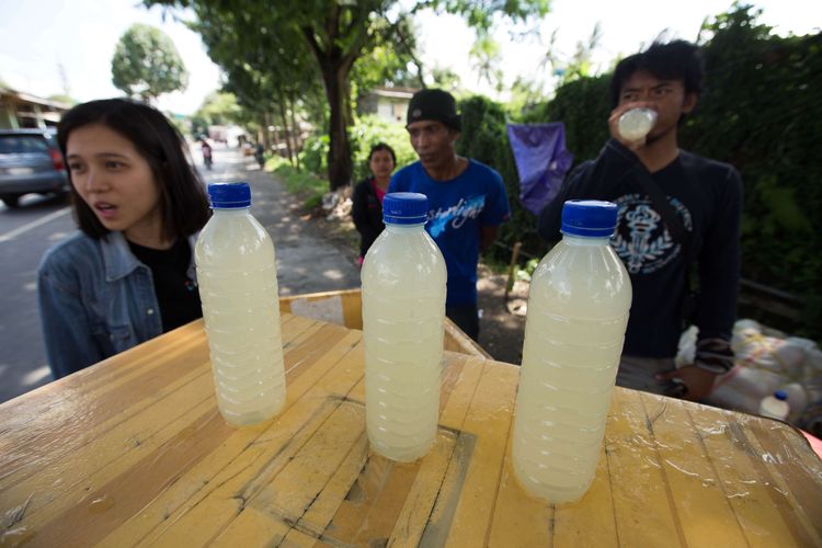 Tuak manis dijajakan di Lombok Timur, Nusa Tenggara Barat, Rabu (18/3/2015). Tuak manis merupakan minuman khas Lombok yang terbuat dari air buah enau. KOMPAS IMAGES/KRISTIANTO PURNOMO