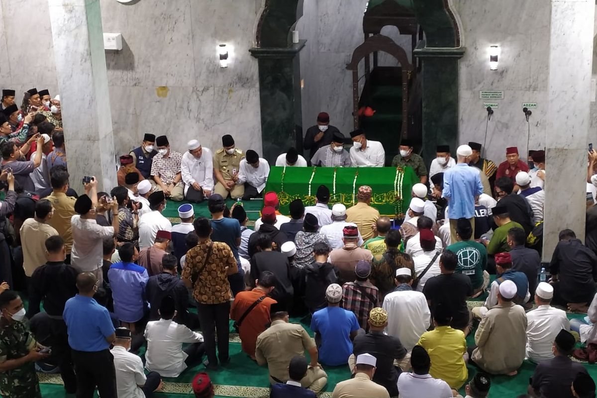 Jenazah politikus senior Abraham Lunggana, atau biasa dikenal sebagai Haji Lulung, disolatkan oleh seratusan orang sebelum dibawa ke pemakaman. 