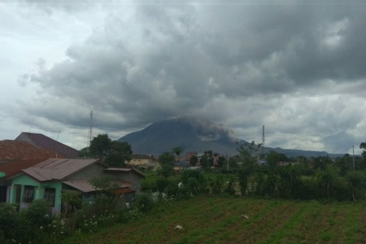 K160-19 15102020 Gunung Sinabung Kembali Mengalami Guguran Lava Sejauh 1000 Meter