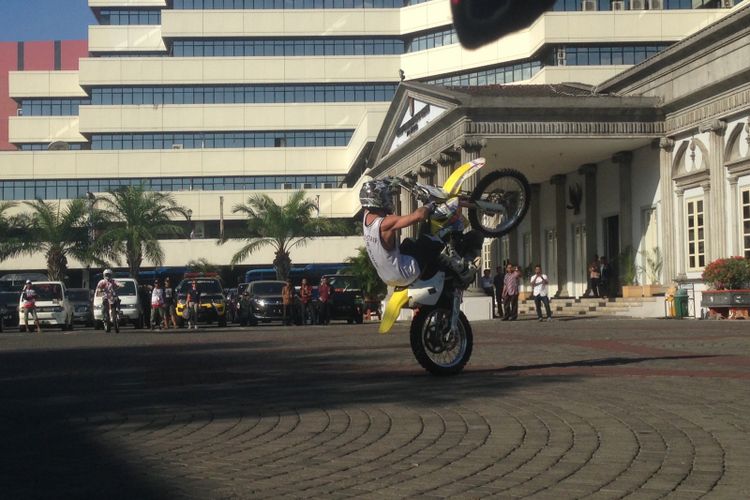 Freestyler melakukan atraksi sebelum kejuaraan dunia motocross ke 13 di Kota Semarang, Kamis (5/7/2018)