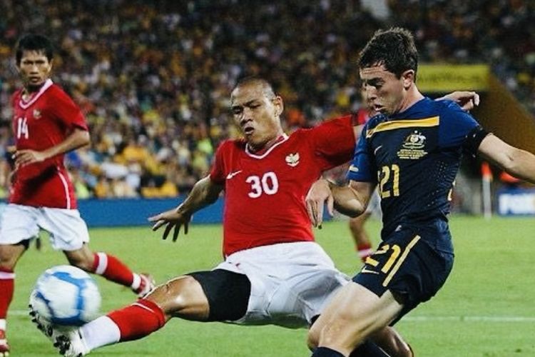 Asisten pelatih Timnas Indonesia saat berduel dengan gelandang Mile Sterjovski di leg kedua Kualifikasi Piala Asia 2011 yang dilaksanakan di di Stadion Suncorp, Brisbane.