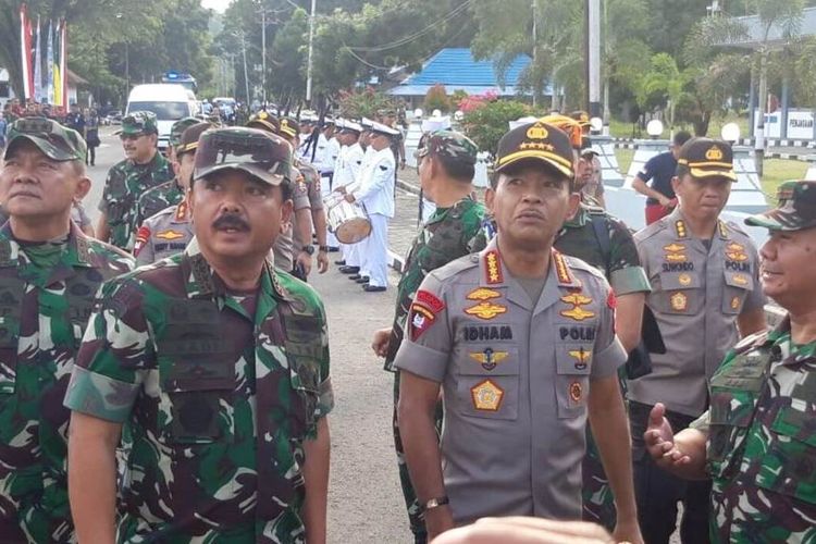 Panglima TNI Marsekal Hadi Tjahjanto  dan Kapolri Jenderal Idham Aziz bersama sejumlah pejabat TNI Polri saat mengunjungi Markas Komando Lantamal IX Ambon, Jumat (17/1/2020)