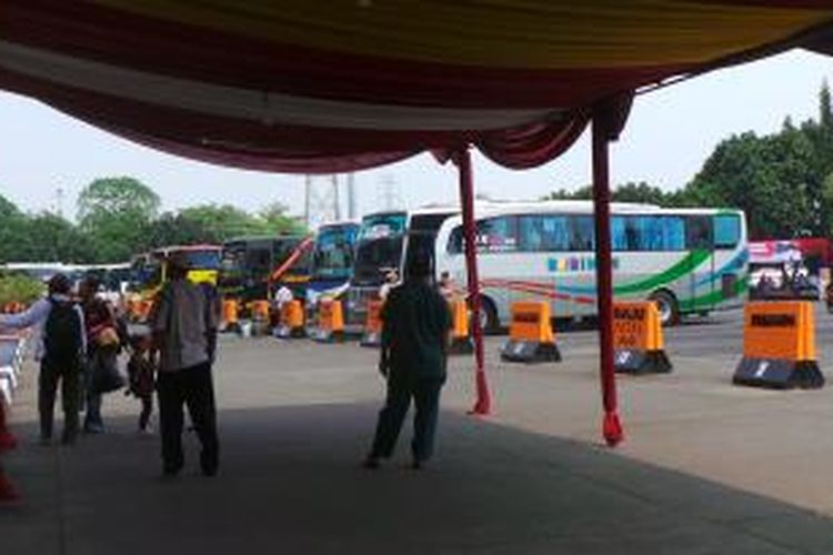 Bus antar kota antar provinsi (AKAP) di Terminal Rawamangun, Jakarta Timur. Para sopir bus harus menjalani pemeriksaan kesehatan sebelum melayani angkutan mudik. Kamis (9/7/2015).
