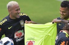 Dani Alves Akan Pimpin Brasil Kontra Kolombia