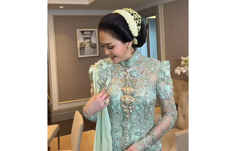 Maia Estianty Kenakan Kebaya Mint dan Sanggul Jawa