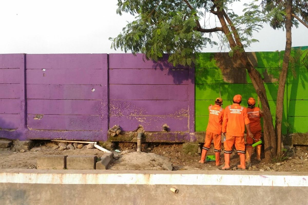PPSU dari 7 kelurahan di Tanjung Priok mengecat dinding Taman BMW, Jumat (4/8/2017).