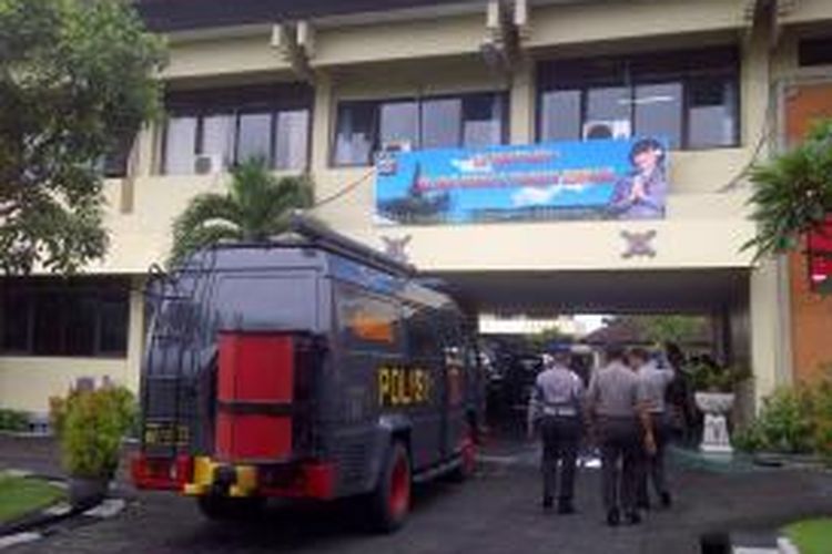 Mobil Gegana Brimobda Bali saat melakukan evakuasi koper yang ditemukan di Mapolresta Denpasar