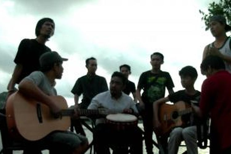 RBI Parepare. nyanyikan lagu Garuda Pancasila, peringati hari Musik Dunia,di Sekretariat RBI Kota Parepare, Sulawesi Selatan