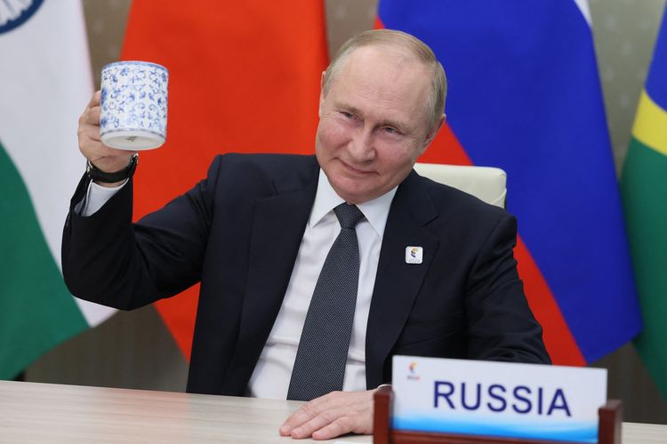 Presiden Rusia Vladimir Putin saat menghadiri pertemuan BRICS edisi XIV secara virtual di Moskwa pada 23 Juni 2022. Putin akan ke Indonesia dalam rangka KTT G20 di Bali, November 2022.