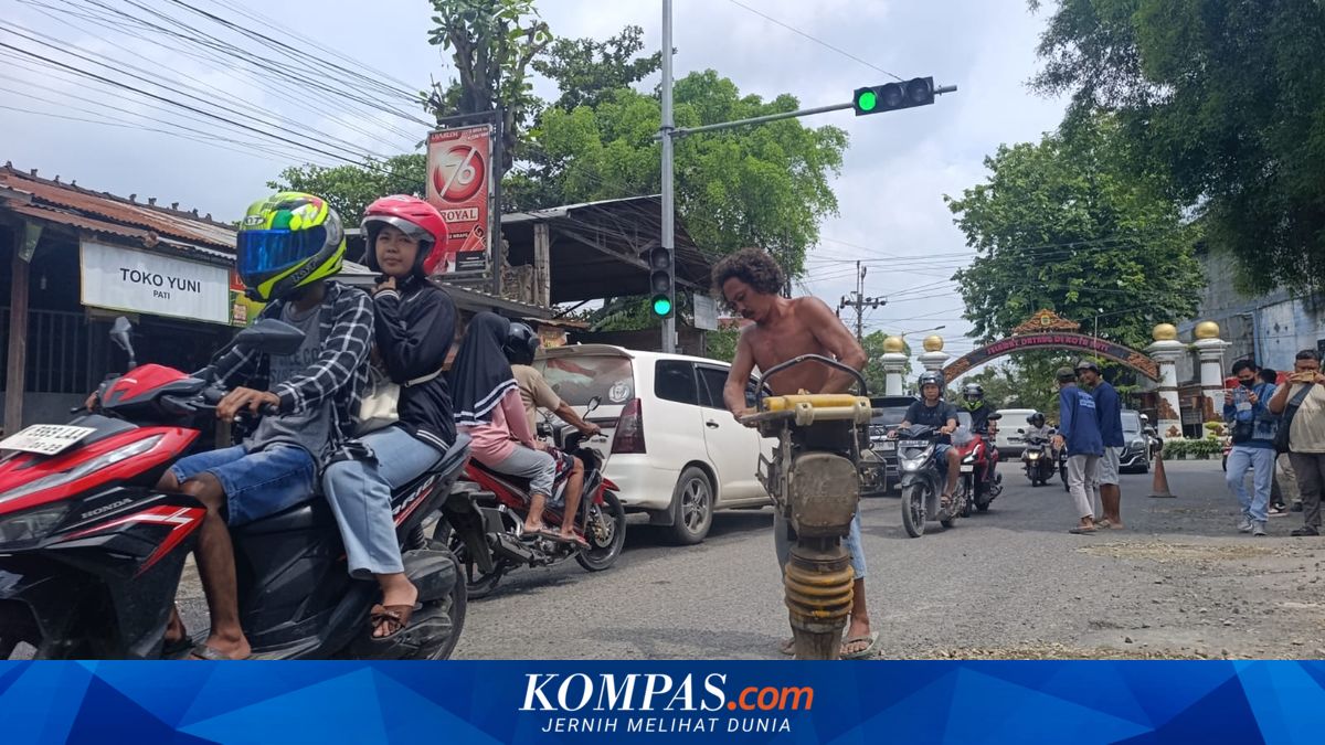 Warga Perbaiki Sendiri Jalan Rusak di Perempatan Pentol Pati, Pakai Dana Pribadi Rp 7 Juta ~SN

Klik untuk baca:
