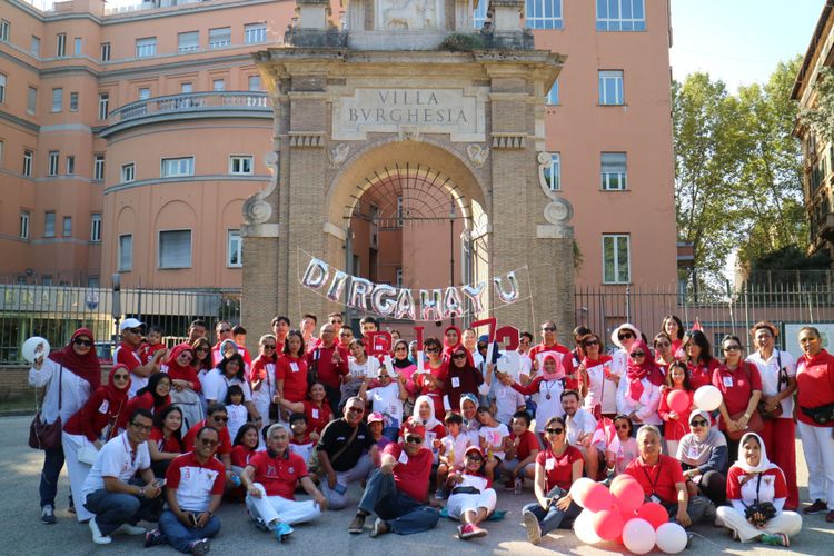 Suasana pagi di taman kota Villa Borghese, Roma, Minggu (12/8/2018). Puluhan orang dengan pakaian berwarna merah/putih melakukan kegiatan jalan santai dan juga aksi membersihkan sampah di sepanjang jalan. 