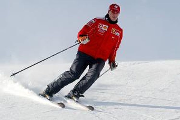 Michael Schumacher saat bermain ski. Gambar diambil pada 15 Januari 2004.