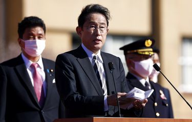 Perdana Menteri Jepang Fumio Kishida berbicara di depan pasukan Pasukan Bela Diri Jepang di Kamp Pasukan Bela Diri Jepang Asaka di Tokyo, Jepang, Sabtu, 27 November 2021.