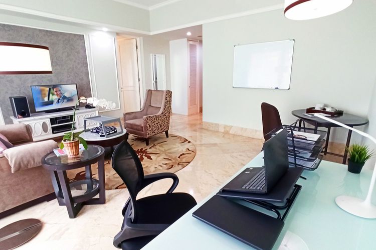 Ruang tamu dan meja kerja di unit serviced residence Ascott Indonesia