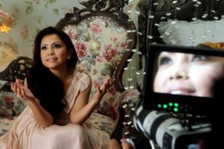 Penyanyi Mayangsari menjalani shooting klip video single terbarunya, yang berjudul Tak Ingin Sendiri, di Her Design, Kemang Raya, Jakarta Selatan, Rabu (18/6/2014). Lagu Tak Ingin Sendiri sebelumnya pernah dipopulerkan oleh Dian Piesesha.