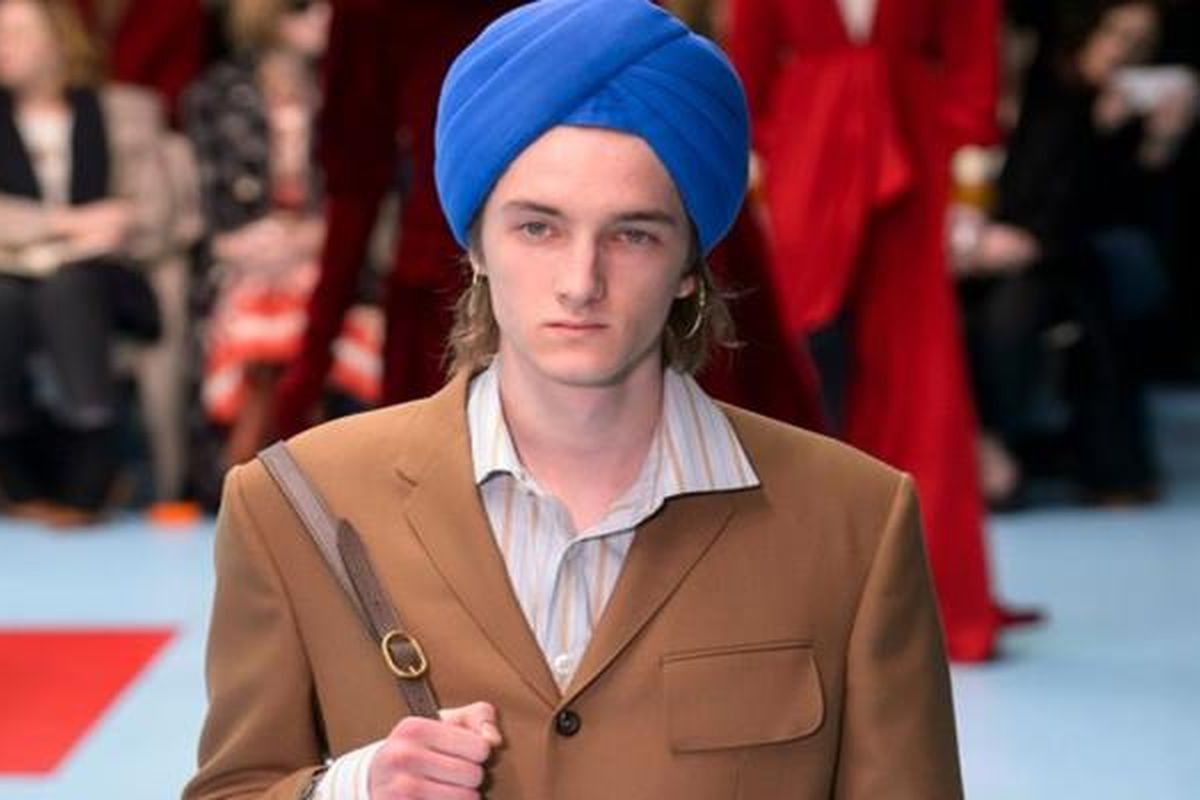 Peragaan busana Gucci yang salah satunya menampilkan model memakai penutup kepala mirip turban yang dipakai pemeluk Sikh.