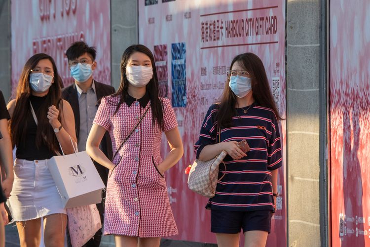 Sejumlah warga mengenakan masker di jalanan Hong Kong. Pemakaian masker kini diwajibkan di seluruh ruang publik. Foto diambil 24 Juli 2020.