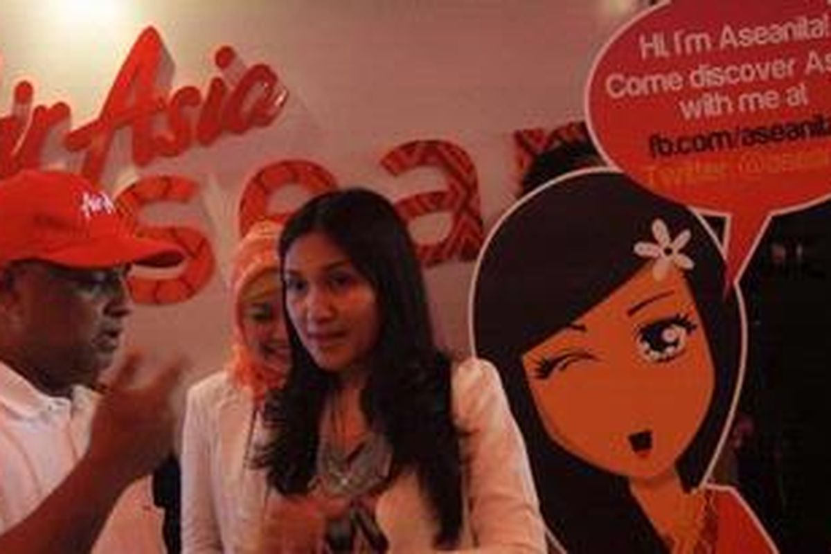 CEO Group AirAsia Tony Fernandes (kiri) saat peresmian Kantor AirAsia asean di Jakarta, Selasa (7/8/2012). Pendirian kantor ini sebagai strategi perluasan usaha di kawasan ASEAN yang dinilai sebagai pasar potensial industri penerbangan.  