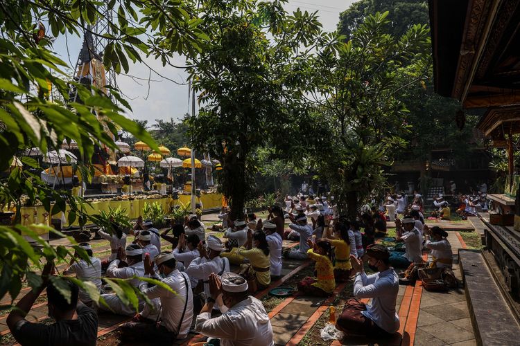 Umat Hindu bersembahyang saat Hari Raya Galungan di Pura Aditya Jaya, Rawamangun, Jakarta Timur, Rabu (14/4/2021). Hari raya Galungan merupakan Hari Raya Suci Agama Hindu yang jatuh setiap 6 bulan sekali, persembahyangan hari raya galungan disalah satu pura terbesar di Jakarta ini tetap berjalan dengan khidmat dengan protokol kesehatan yang ketat.