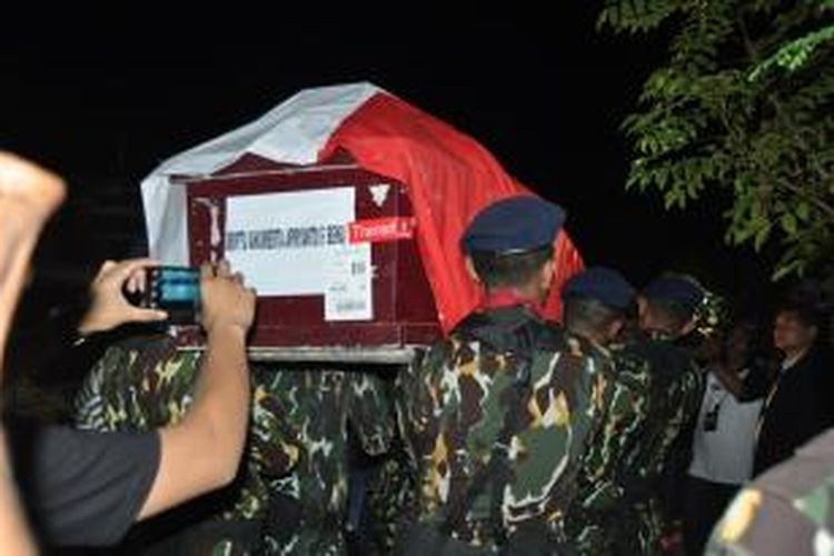 Jenasah Bripda Aprianto Forsen Benu sedang diusung oleh sejumlah anggota Brimob Polda NTT masuk ke rumah duka, Jumat (5/12/2014) malam.