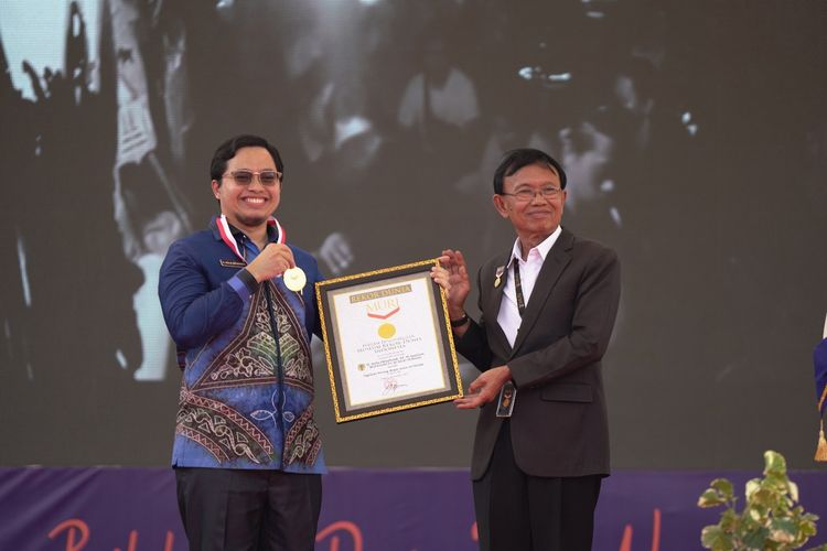 Direktur Operasional MURI Jusuf Ngadri menyerahkan penghargaan MURI kepada Bupati HST H Aulia Oktafiandi pada acara puncak Hari Ulang Tahun (HUT) ke-64 Kabupaten HST di Stadion Murakata Barabai, Senin (18/12/2023).