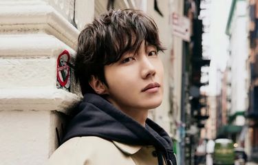 Menggandeng rapper J. Cole, J-Hope BTS merilis lagu on the street.