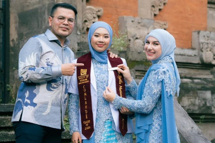 5 Style Irish Bella saat Hadiri Wisuda Anak Sambung, Anggun dengan Kebaya Biru
