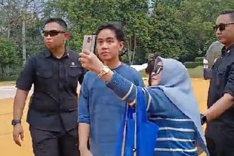 Putra sulung Presiden Joko Widodo, Gibran Rakabuming Raka saat meladeni wisatawan untuk berfoto di Candi Borobudur, Sabtu (25/5/2024).