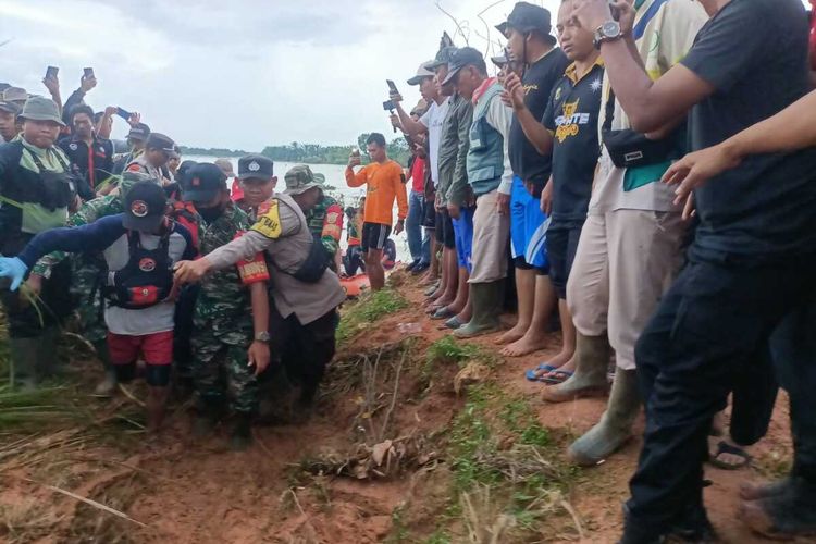 Proses evakuasi jenazah pengemudi Strada yang hanyut di Sungai Way Sang Aji, Lampung Tengah, Jumat (10/3/2023) sore.