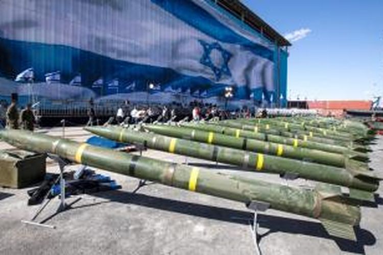 Israel memamerkan 40 buah roket jarak jauh M-302 yang berdaya jelajah hingga 160 kilometer. Persenjataan ini disita dari kapal barang Klos-C di perairan Laut Merah oleh AL Israel beberapa hari lalu. Israel menduga persenjataan itu akan dikirim ke Jalur Gaza.