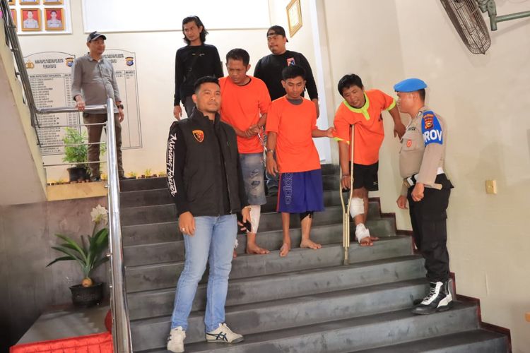Para pelaku perampokan yang ditembak polisi saat dibawa ke Polresta Pekanbaru, Riau, Kamis (27/7/2023).