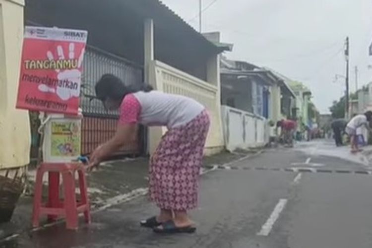 Sejumlah warga di Serengan sedang mencuci tangan di depan rumah mereka, Jumat (5/3/2021).  