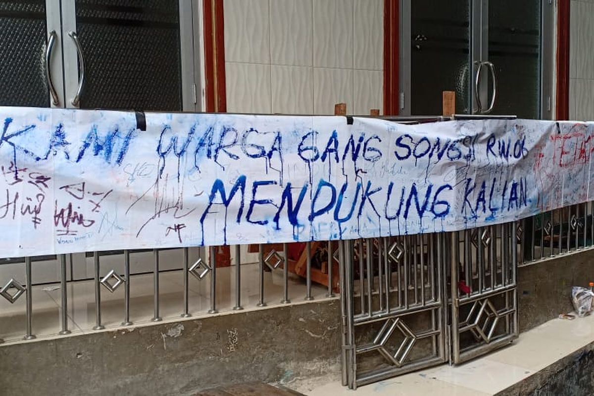 Spanduk yang berisi tanda tangan warga sebagai bentuk dukungan kepada 14 warga yang jalani isolasi mandiri di Mushala Baitul Salam, Tanah Sereal, Tambora, Jakarta Barat 